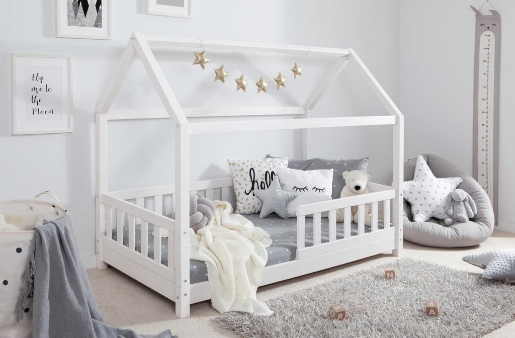 TiCAA Kinderbett Hausbett Kay 90x200 cm, 100x200 cm, 120x200 cm, 140x200 für Jungen & Mädchen, inkl. Rolllattenrost, Rausfallschutz variabel, Montessori Bett weiß aus Kiefer Massivholz