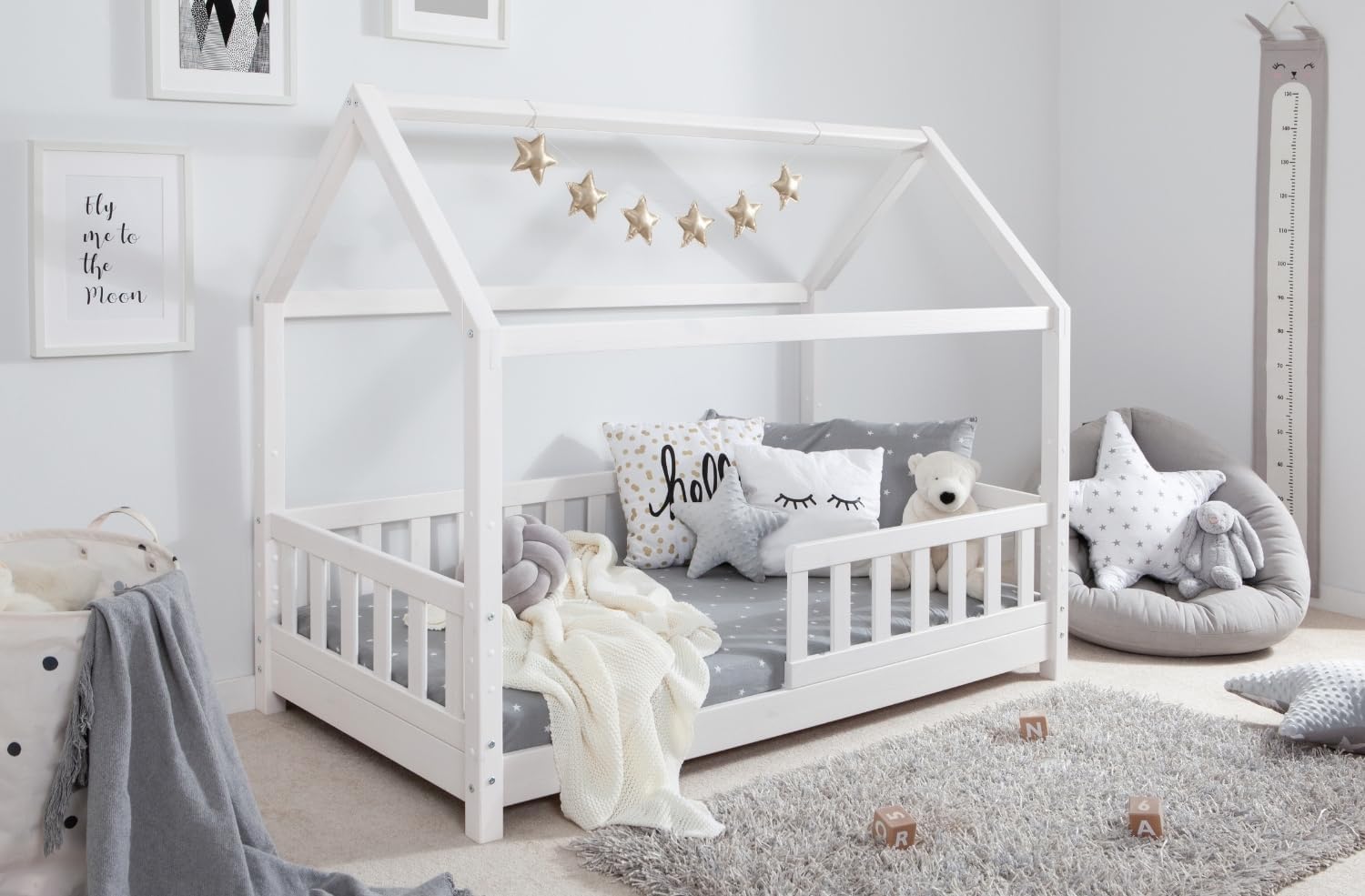 TiCAA Kinderbett Hausbett Kay 90x200 cm, 100x200 cm, 120x200 cm, 140x200 für Jungen & Mädchen, inkl. Rolllattenrost, Rausfallschutz variabel, Montessori Bett weiß aus Kiefer Massivholz