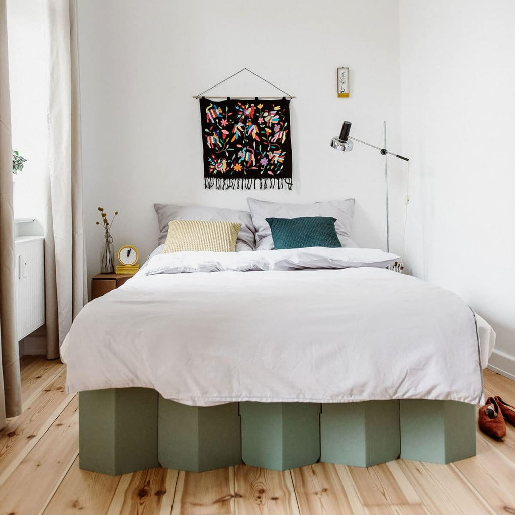 ROOM IN A BOX Bett 2.0 M/Salbei: Klappbett aus Wellpappe 120 140 x 200 cm und Zwischengrößen. Auch als Gästebett. Lattenrost Nicht nötig.