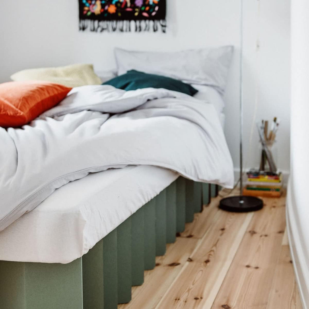 ROOM IN A BOX Bett 2.0 M/Salbei: Klappbett aus Wellpappe 120 140 x 200 cm und Zwischengrößen. Auch als Gästebett. Lattenrost Nicht nötig.