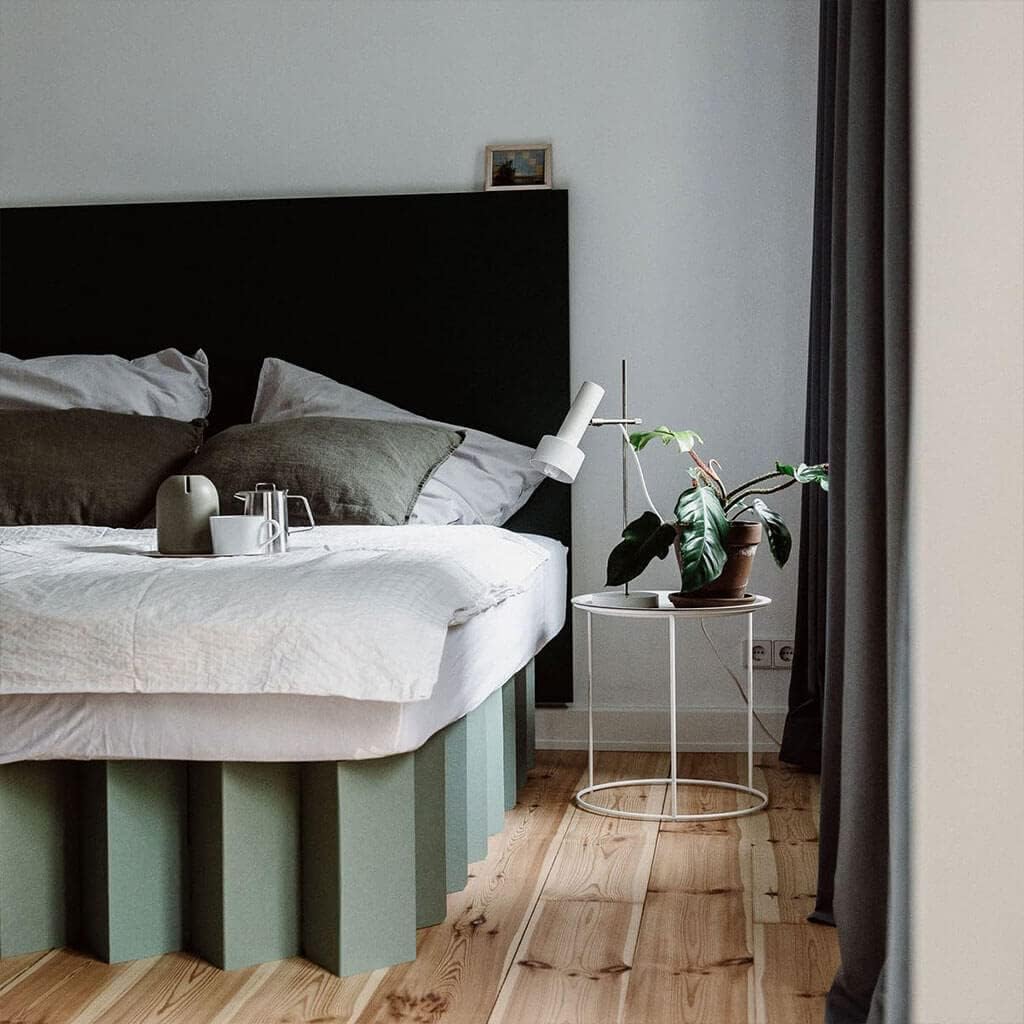 ROOM IN A BOX Bett 2.0 M/Salbei: Klappbett aus Wellpappe 120 140 x 200 cm und Zwischengrößen. Auch als Gästebett. Lattenrost Nicht nötig.