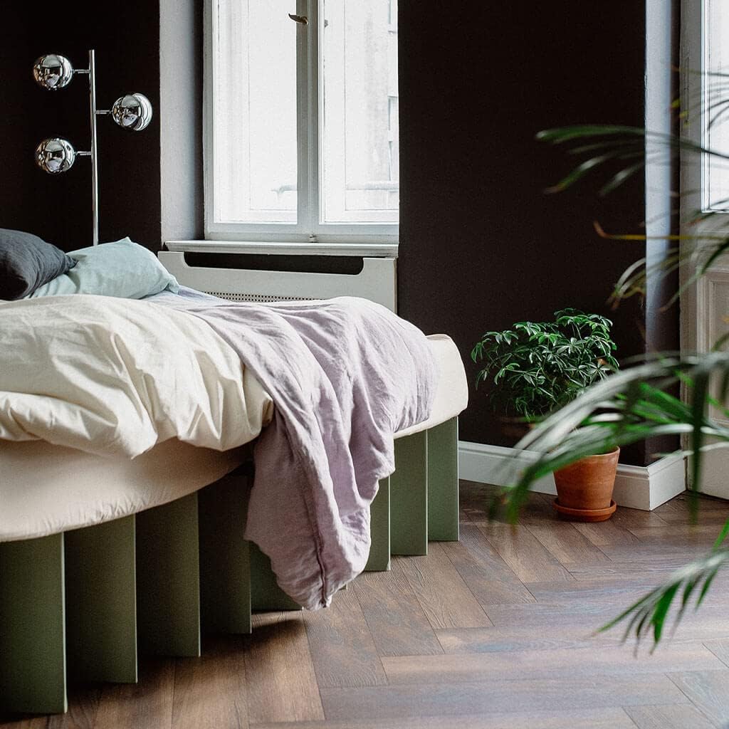 ROOM IN A BOX Bett 2.0 M/Salbei: Klappbett aus Wellpappe 120 140 x 200 cm und Zwischengrößen. Auch als Gästebett. Lattenrost Nicht nötig.