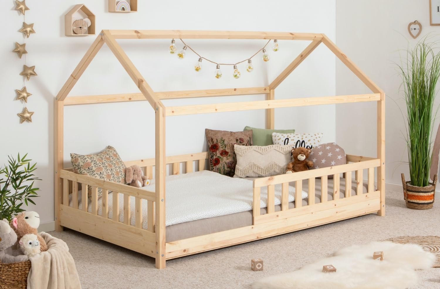 TiCAA Kinderbett Hausbett Kay 90x200 cm, 100x200 cm, 120x200 cm, 140x200 für Jungen & Mädchen, inkl. Rolllattenrost, Rausfallschutz variabel, Montessori Bett weiß aus Kiefer Massivholz