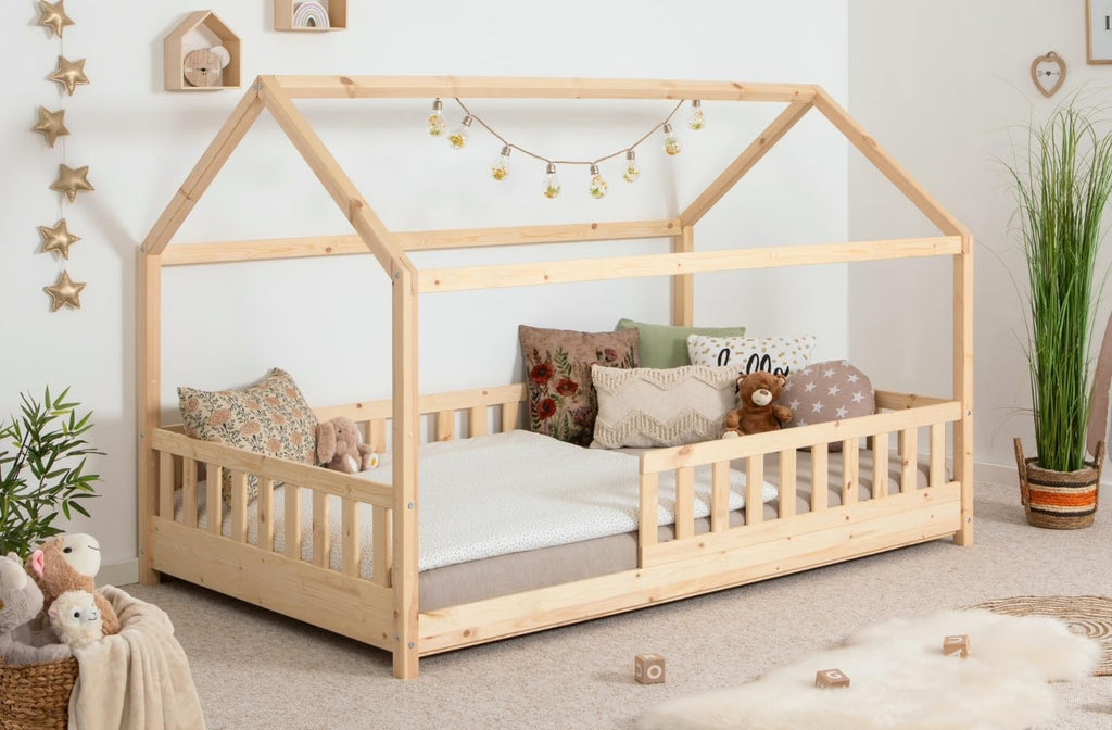 TiCAA Kinderbett Hausbett Kay 90x200 cm, 100x200 cm, 120x200 cm, 140x200 für Jungen & Mädchen, inkl. Rolllattenrost, Rausfallschutz variabel, Montessori Bett weiß aus Kiefer Massivholz