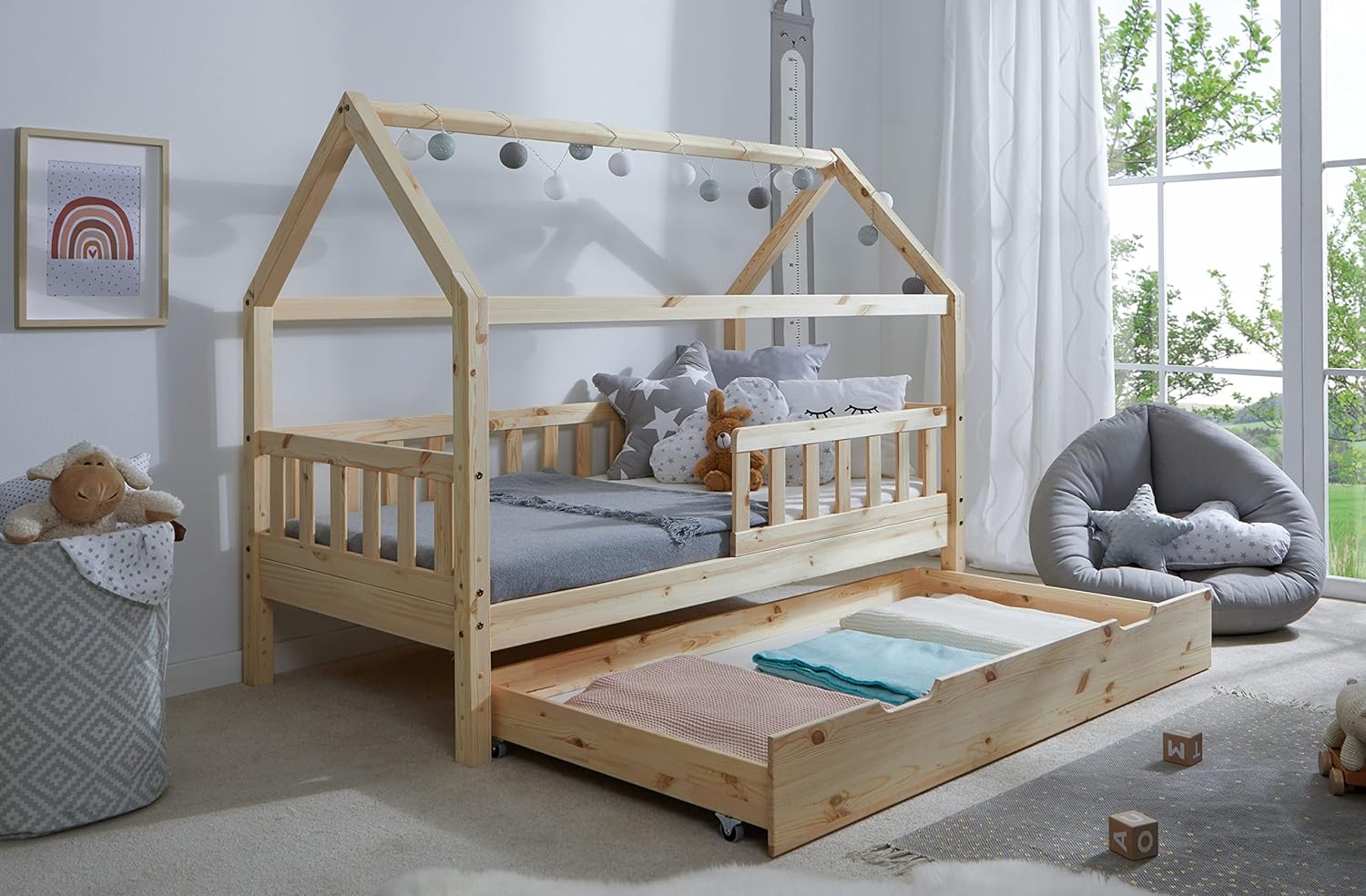 TiCAA Kinderbett Hausbett Montessori Kay 90x200, 100x200 cm, 120x200 cm, 140x200 für Jungen & Mädchen mit Schubladen, Rausfallschutz & Rolllattenrost - aus Kiefer Massivholz für Kinderzimmer