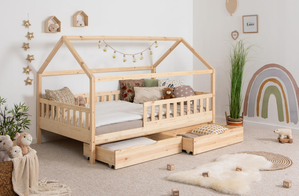 TiCAA Kinderbett Hausbett Montessori Kay 90x200, 100x200 cm, 120x200 cm, 140x200 für Jungen & Mädchen mit Schubladen, Rausfallschutz & Rolllattenrost - aus Kiefer Massivholz für Kinderzimmer